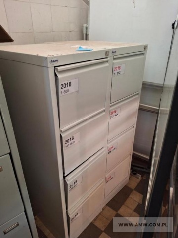 Sprzęt infrastruktury - pakiet zawierający 12 poz. asort. (wg oddzielnego wykazu), w tym m.in.: biurka, gabloty wolnostojące, kątowniki perforowane, krzesła, regały biblioteczne itp. 